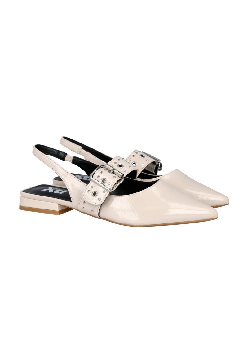 Zapatos slingback beige con punta afilada, acabado brillante y hebilla decorativa con tachuelas en la correa. Diseño de tacón bajo y bloque.