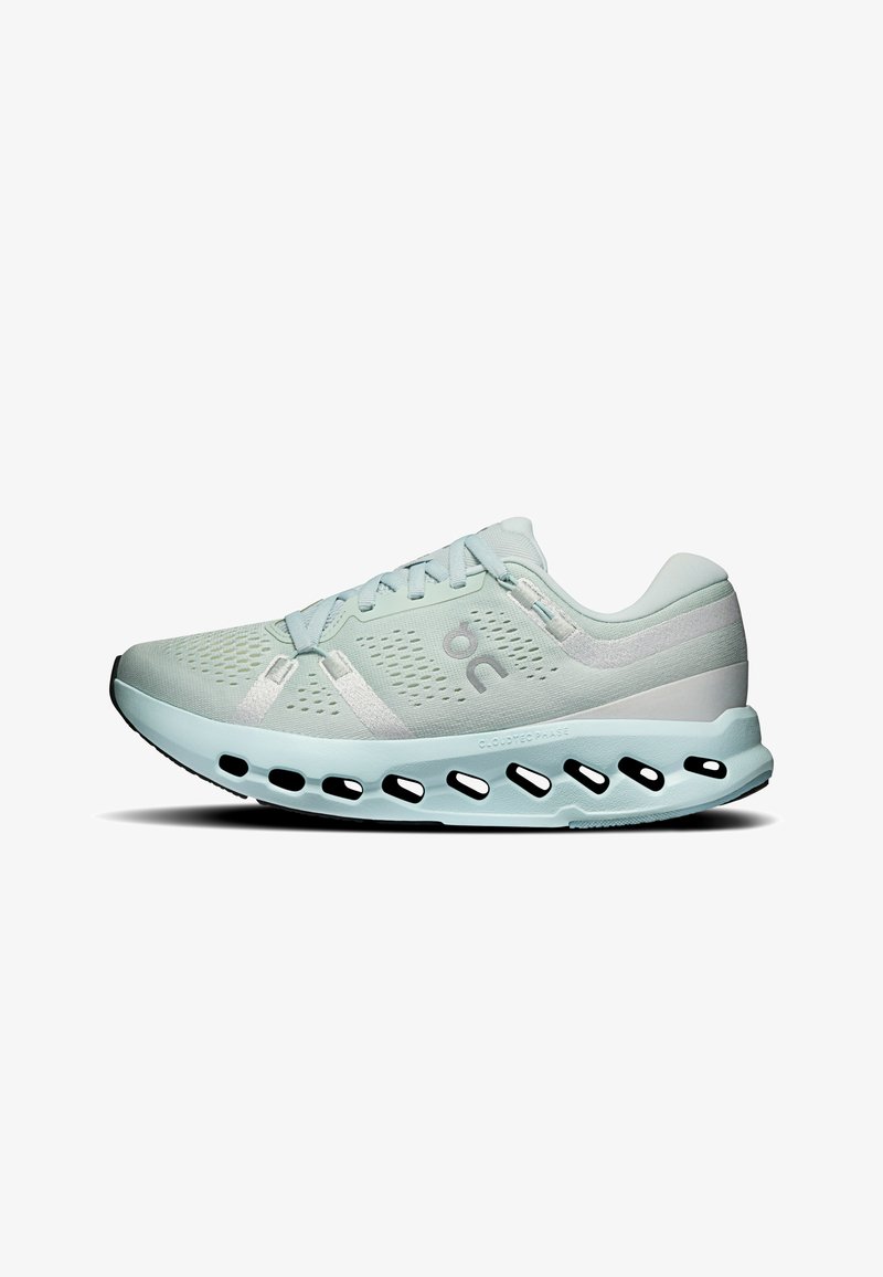 Chaussure de sport bleu clair avec mesh respirant, design à lacets et semelle épaisse avec découpes ovales pour amorti et soutien.