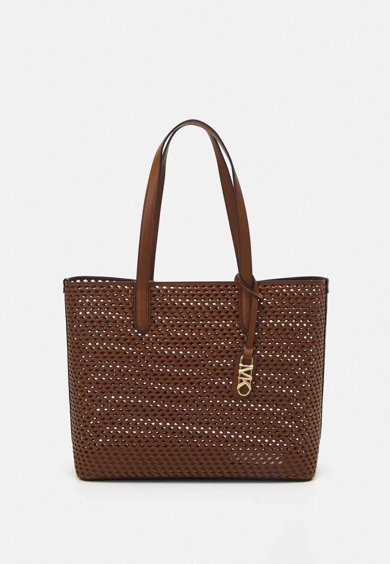 Geweven bruine tote bag met twee stevige handvatten, open bovenkant en een gouden label. Heeft een gestructureerd, geperforeerd ontwerp voor ventilatie.
