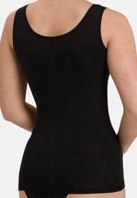 Top nero senza maniche realizzato in un tessuto liscio ed elasticizzato, con scollatura rotonda e schiena dritta, adatto per essere indossato a strati o per un look casual.