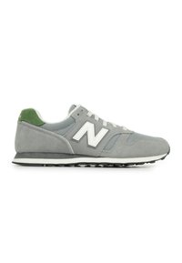 Sneaker grigie in suede e mesh, con un logo 'N' bianco, un accento verde sul tallone e suola in gomma nera.