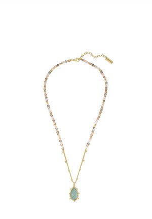 Collana dorata con una pietra a goccia in tonalità acquamarina, intervallata da perline multicolori. Include un gancio e una catena regolabile.