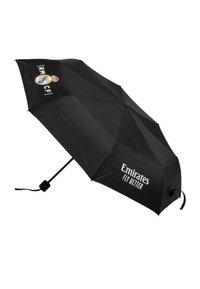 Zwarte paraplu met een gladde stoffen oppervlakte, met de tekst "Emirates FLY BETTER" en een blauw-gouden logo. 8 baleinen ondersteunen de structuur.