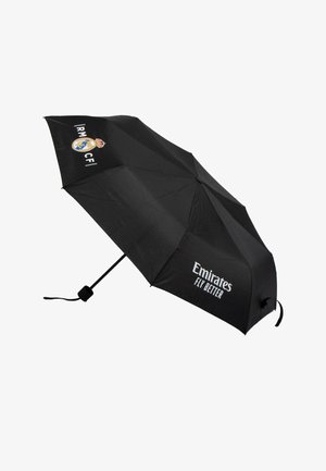 Zwarte paraplu met een gladde stoffen oppervlakte, met de tekst "Emirates FLY BETTER" en een blauw-gouden logo. 8 baleinen ondersteunen de structuur.