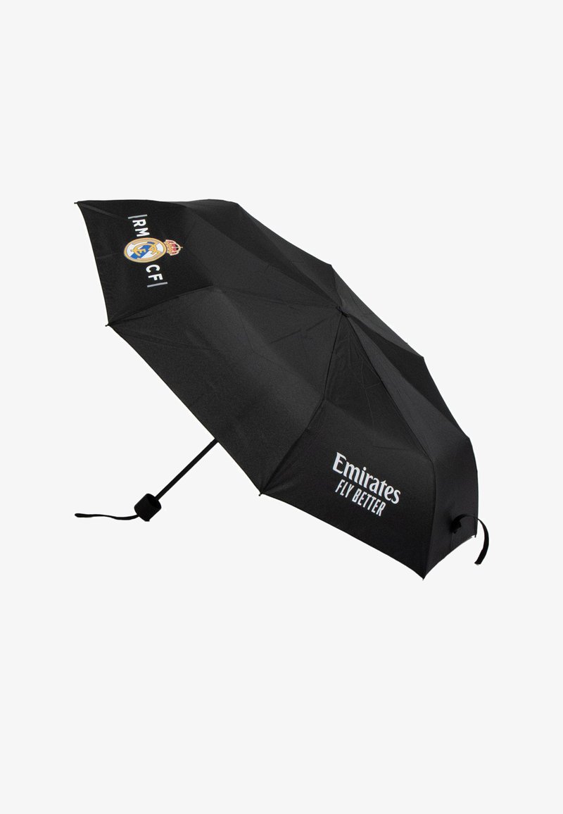 Zwarte paraplu met een gladde stoffen oppervlakte, met de tekst "Emirates FLY BETTER" en een blauw-gouden logo. 8 baleinen ondersteunen de structuur.