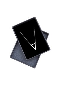 Silberner dreieckiger Anhänger an einer dünnen Kette, präsentiert in einer strukturierten schwarzen Box mit royalblauem Innenleben.