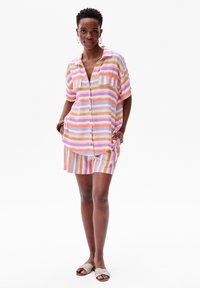 Knoopsluiting, korte mouwen jurk met gedurfde, horizontale strepen in pastelroze, groen, blauw en oranje; inclusief twee voorzakken.