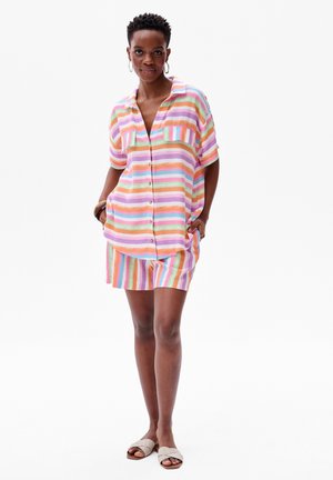 Koszula-dress z krótkim rękawem, zapinana na guziki, w boldowe poziome paski w pastelowych odcieniach różu, zieleni, niebieskiego i pomarańczowego; zawiera dwie przednie kieszenie.