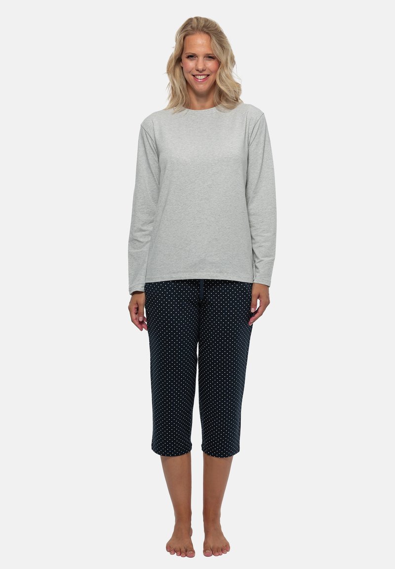 Maglietta grigia a maniche lunghe abbinata a pantaloni Capri blu navy con pois bianchi. Tessuto morbido con una vestibilità comoda.