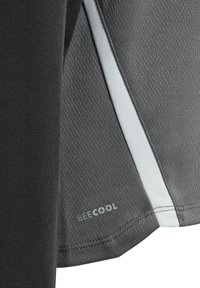 Tissu gris texturé avec une rayure verticale blanche et le texte « BEECOOL » imprimé près de l'ourlet.