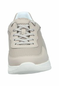 Beige sportieve sneakers met een bovenlaag van mesh, textuuraccenten en een ronde neus. Voorzien van platte veters en een witte rubberen zool met antislip patroon.
