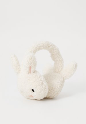 Earmuffs em forma de ursinho de pelúcia branco, suave e fofinho, com olhos pretos redondos, detalhes de nariz rosa e uma faixa acolchoada na cabeça.