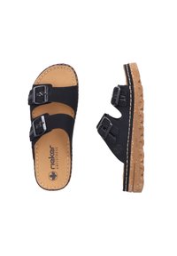 Czarne klapki na slide z dwoma regulowanymi klamrami, teksturowanymi paskami, wyściełaną wkładką oraz korkową podeszwą z zaokrąglonym bieżnikiem.