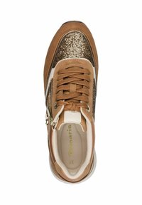 Bruine sneaker met glinsterende gouden accenten, gemaakt van suede en leer, met vetersluiting, zijrits, ronde neus en gevoerde binnenzijde.
