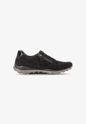 Zwarte suède sneakers met een leren accent met textuur, geperforeerde details en een zijrits. Lichtgewicht, flexibele grijze rubberen zool.