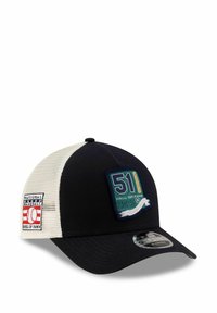 Cappello nero con retro in rete, caratterizzato da un patch verde e blu con "51" e "Hall of Fame 2025." Include un logo di baseball sul lato.