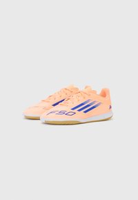 adidas Performance F50 CLUB UNISEX - Botines de fútbol sala - beam orange/lucid blue/ftwr white