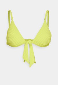 Top de bikini verde limão com uma superfície texturizada e estriada, apresentando alças ajustáveis e um fecho em laço à frente. Copas triangulares para suporte.