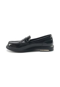 Crne lakirane kožne mokasine s elegantnim dizajnom, s šivenim vrhom i niskim gumenim potplatom s metalnim akcentom na peti.