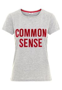 Šedé bavlněné tričko s nápisem "COMMON SENSE" v tučném červeném písmu. Krátké rukávy a kulatý výstřih. Hladká textura a volný střih.
