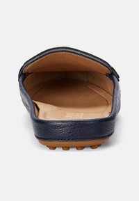 Jūras spēku zilo ādas slip-on kurpes ar gludu tekstūru, brūnu iekšzoli un maziem gumijas izciļņiem uz zoles, lai nodrošinātu saķeri un komfortu.