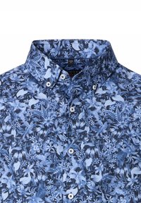 Korte mouwen overhemd in blauwtinten met een bloemenpatroon, voorzien van een button-down kraag en witte knopen op een marineblauwe achtergrond.