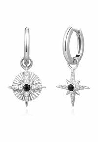 Silverörhängen med en solstråle- och stjärndesign, prydda med svarta stenar och klara kristaller, med en ledad hoop-låsning.