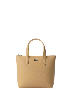 Sac à main en cuir beige texturé avec deux poignées et un petit logo en métal en forme de crocodile à l'avant, fermeture éclair en haut.
