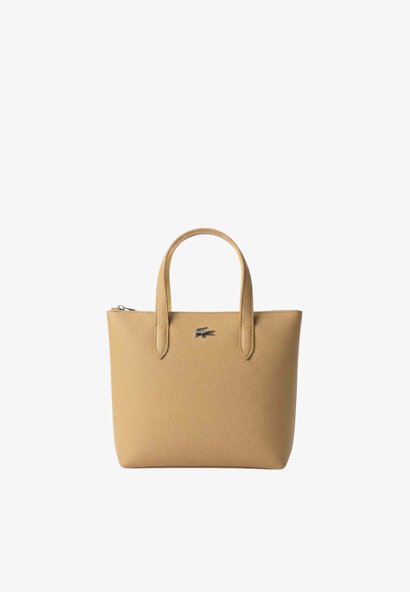 Sac à main en cuir beige texturé avec deux poignées et un petit logo en métal en forme de crocodile à l'avant, fermeture éclair en haut.