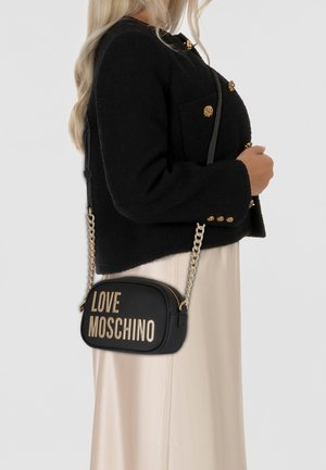 Borsa a tracolla nera in pelle con lettering dorato "LOVE MOSCHINO", tracolla a catena, forma ovale e superficie testurizzata. Arricchita con hardware dorato.
