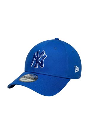 Casquette de baseball bleue réglable avec un logo des New York Yankees brodé en blanc et bleu foncé sur le devant et un logo de la marque sur le côté.