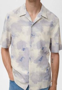 Kurzarm-Hemd aus leichtem Stoff mit cremefarbenem Grund und blauen Aquarellwolkenmustern sowie einem klassischen Kragen. 