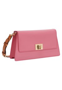Borsa in pelle rosa con un design strutturato, chiusura in metallo dorato e tracolla marrone removibile. Texture liscia e bordi puliti.