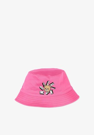 Cappello a secchiello rosa con tesa cucita, caratterizzato da un volto di orso disegnato a cartone animato circondato da lettere nere e bianche sparse che formano la parola "Moschino".