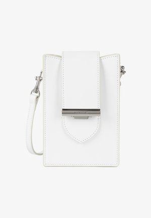 Sac en cuir blanc en bandoulière de forme rectangulaire, avec une fermeture à rabat et des ferrures en argent. Il dispose d'une bandoulière amovible et de détails de couture.