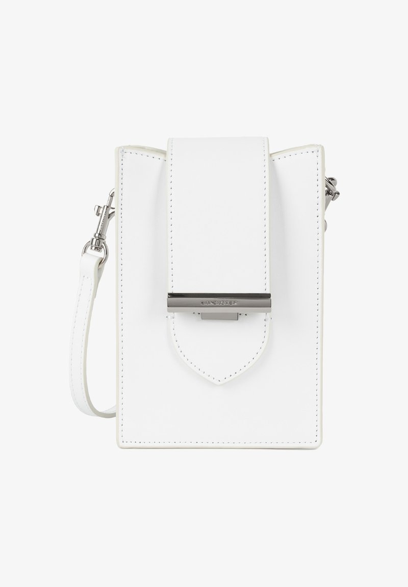 Borsa a tracolla bianca in pelle con forma rettangolare, chiusura a pattina e hardware in argento. Dotata di tracolla rimovibile e dettagli di cucitura.