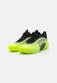 Grüne Neon-Sneaker mit schwarzen Akzenten, strukturiertem Mesh-Obermaterial, gebogenem Profil und tonalen Streifen. Verfügt über ein Schnürsystem und Logodetails.