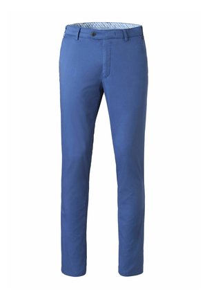Blaue Herren-Slim-Fit-Hose mit vorderem Knopf und Reißverschluss, Gürtelschlaufen und Seitentaschen, auf weißem Hintergrund dargestellt.