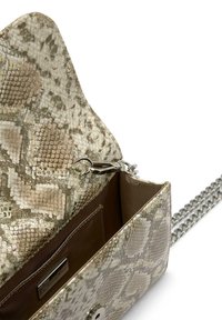 Bolso de mano beige texturizado con un patrón de piel de serpiente, herrajes plateados y una correa de cadena. El interior cuenta con un forro marrón y un bolsillo deslizable.