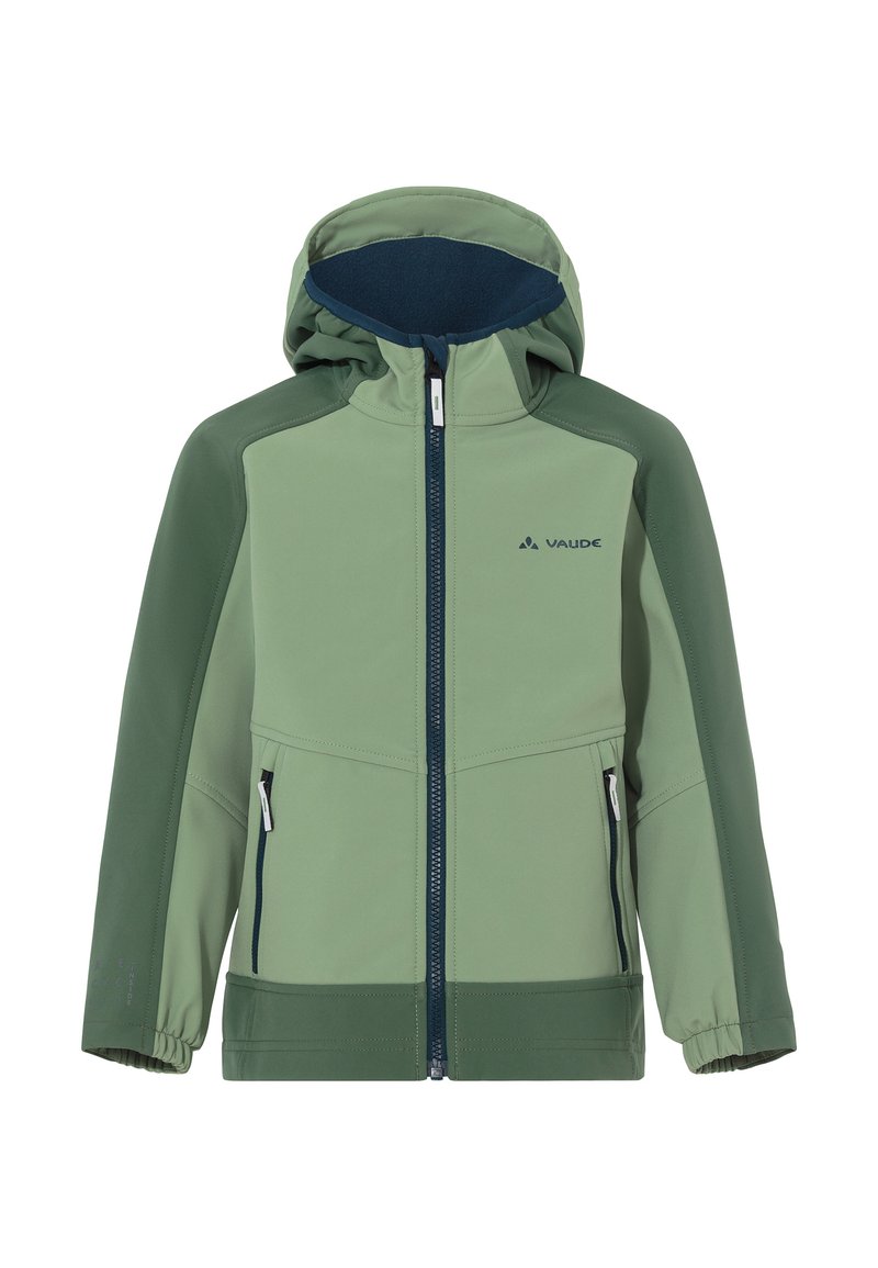 Groene softshell jas met een capuchon, ritssluiting en contrasterende donkerdere groene accenten. Voorzien van twee ritszakken en elastische manchetten.