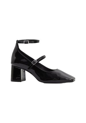 Scarpe con tacco in pelle verniciata nera, con punta quadrata, cinturino alla caviglia e tacco a blocco spesso. Texture liscia con dettaglio della fibbia regolabile.