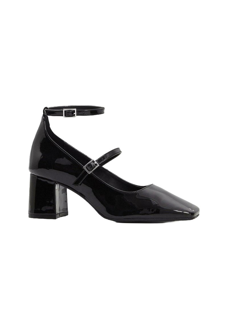 Scarpe con tacco in pelle verniciata nera, con punta quadrata, cinturino alla caviglia e tacco a blocco spesso. Texture liscia con dettaglio della fibbia regolabile.