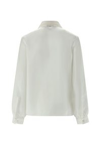 Blusa bianca con una texture liscia, maniche lunghe a sbuffo e colletto classico. Presenta polsini abbottonati e un design a vestibilità morbida. Vista posteriore.