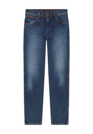 Σκούρο μπλε τζιν Wrangler με ελαφριά ξεθώριασμα στους μηρούς, πέντε τσέπες και κουμπί στο ύψος της μέσης.