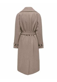 Beige uldfrakke med bælte i taljen, klassisk krave og knappede manschetter. Ryggen har en ren silhuet med betydelig tekstur.