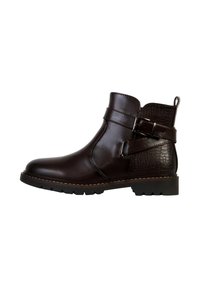 Bruine leren enkelboot met een textuuraccent in reptielpatroon, een gespband en een robuuste zool. Zijaanzicht.