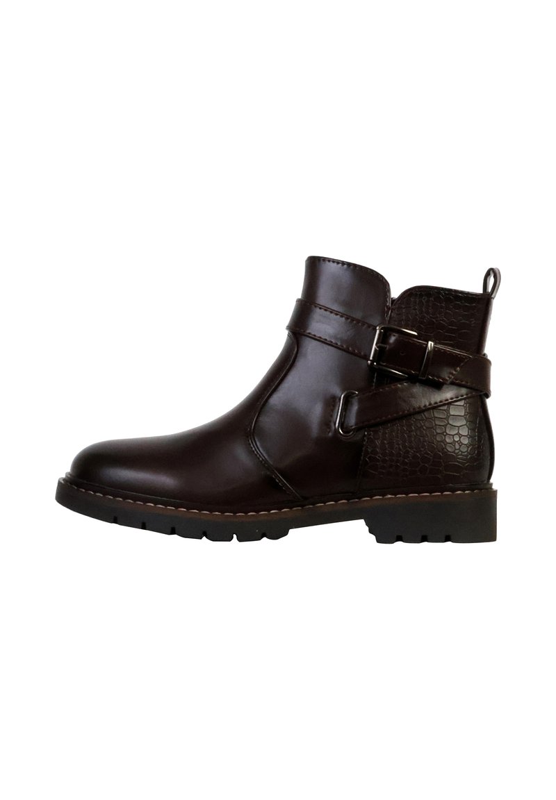 Bruine leren enkelboot met een textuuraccent in reptielpatroon, een gespband en een robuuste zool. Zijaanzicht.
