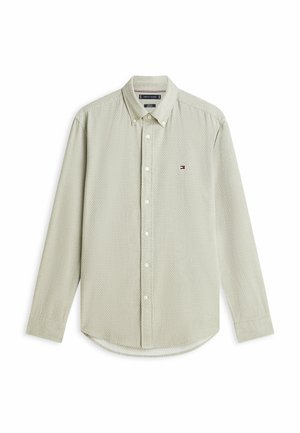 Camisa de manga larga beige claro con botones, patrón sutil, pequeño logo bordado en el pecho y cuello con botones.
