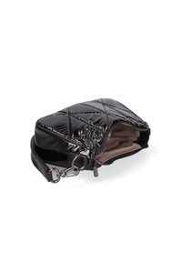 Borsa nera in pelle patinata trapuntata con chiusura a zip, dotata di tracolla removibile e rivestimento interno liscio. Le dimensioni sono compatte e rettangolari.