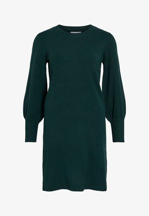 Zaļa adīta kleita ar apaļu kakla izgriezumu, garām pūkainām piedurknēm un ribotām aprocēm. Audums izskatās mīksts ar gludu tekstūru.